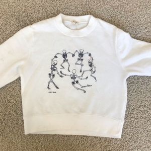 This is a super comfortable white crewneck !!